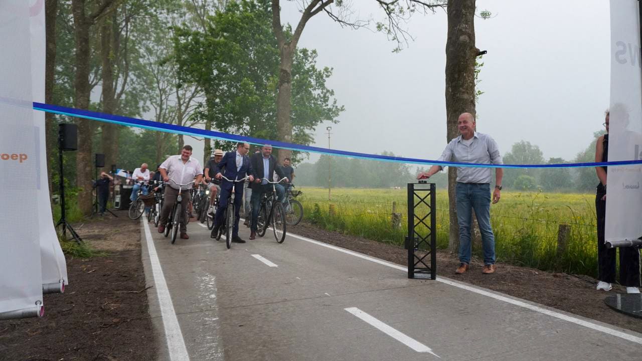 Negen kilometer vernieuwd fietspad tussen Leek en Groningen feestelijk in gebruik genomen