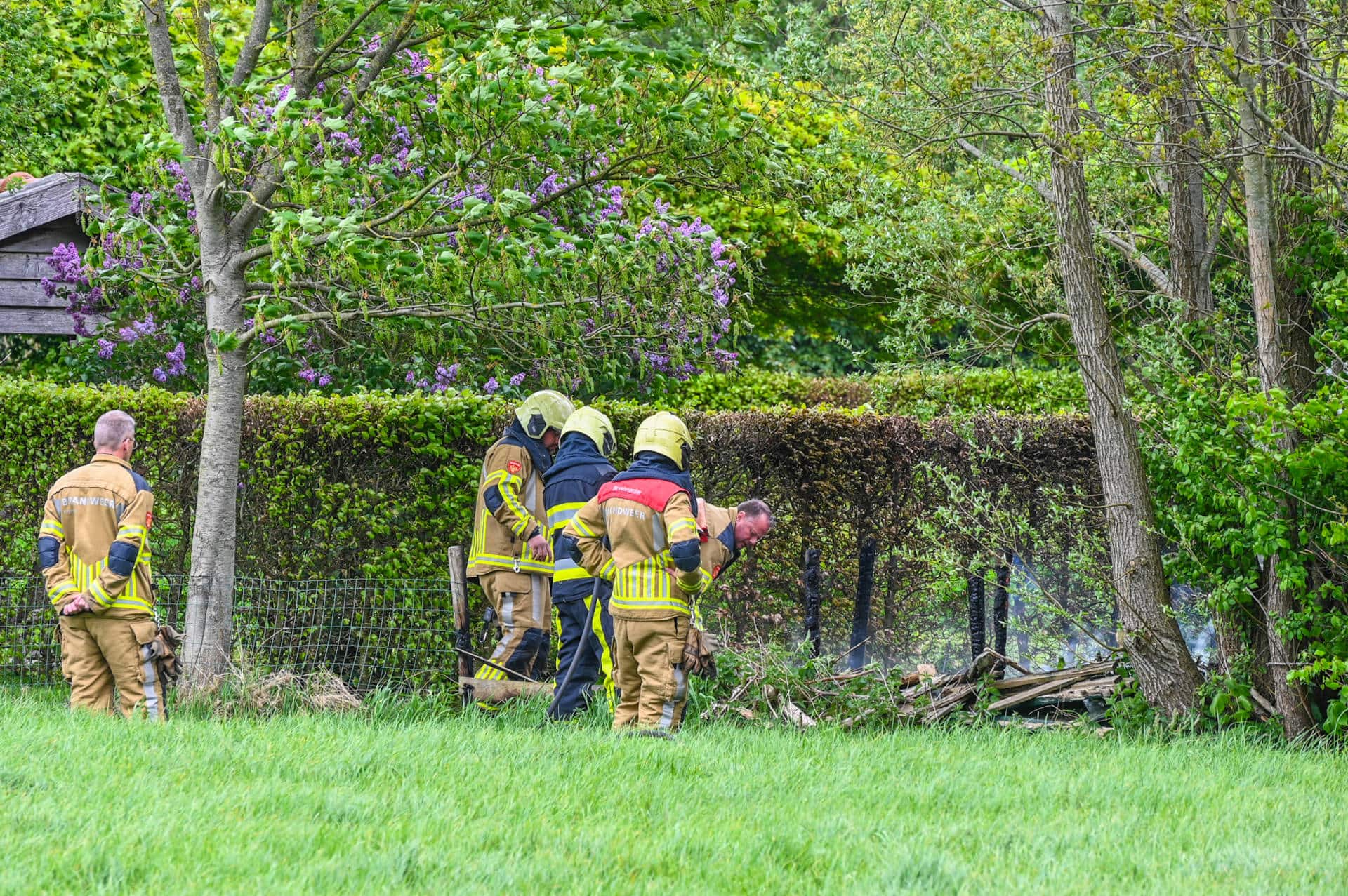 Composthoop achter woning vat vlam in Zevenhuizen