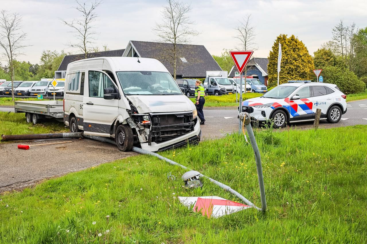 Automobilist valt in slaap, mist bocht en ramt verkeersbord en lantaarnpaal in Niebert