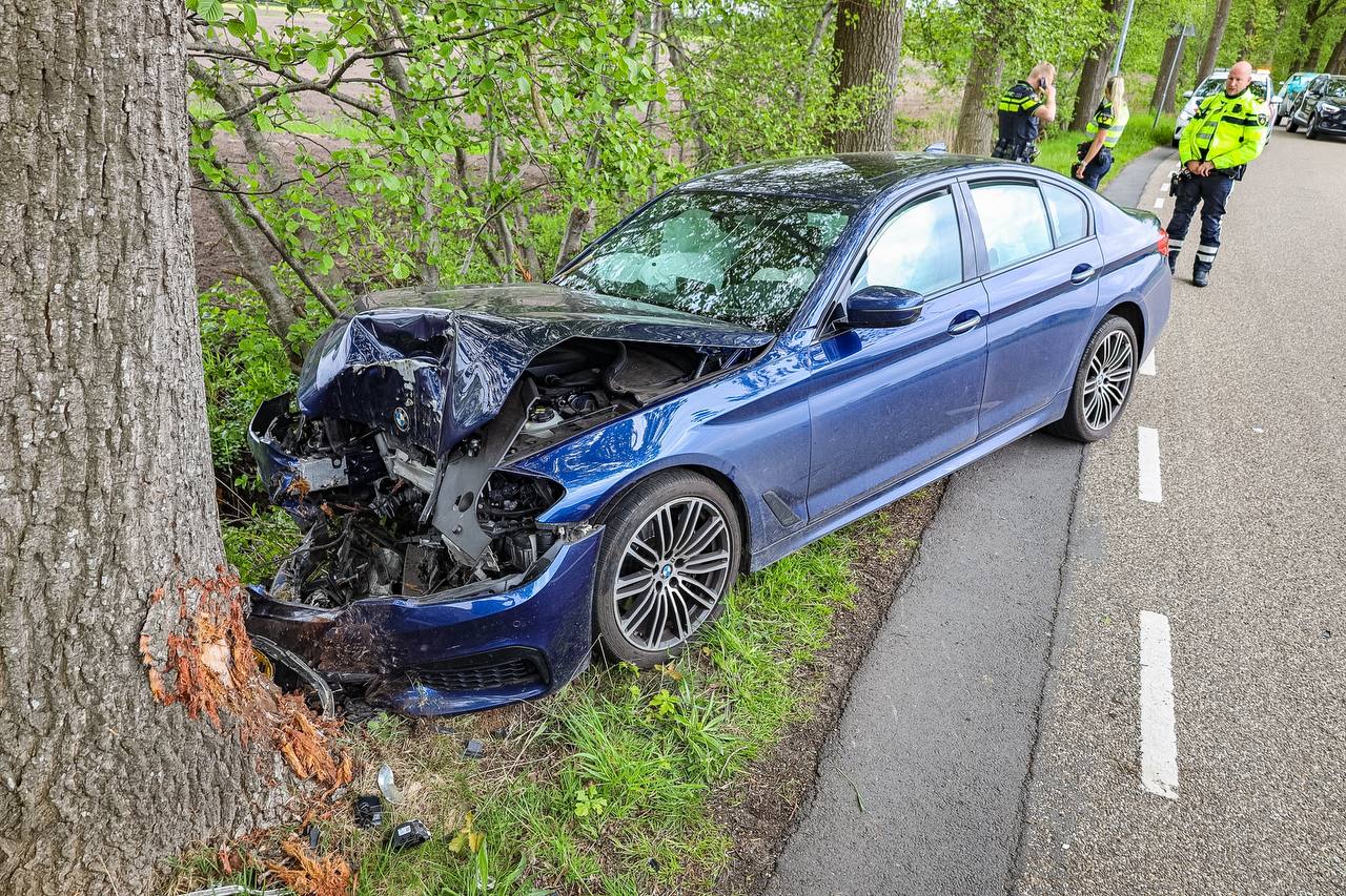 Automobilist raakt van weg en eindigt tegen boom in Lucaswolde