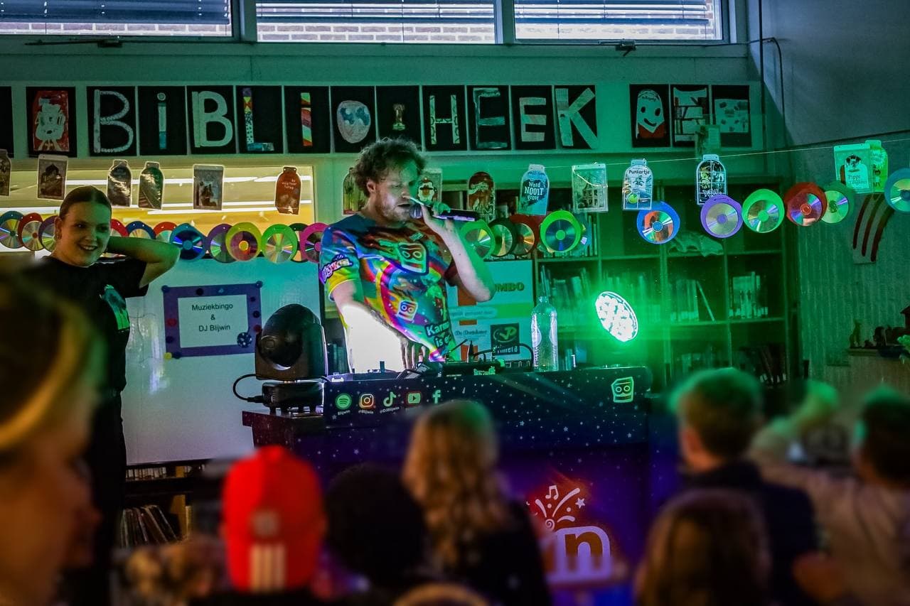 Vrolijk schoolfeest met DJBlijwin op CBS De Regenboog