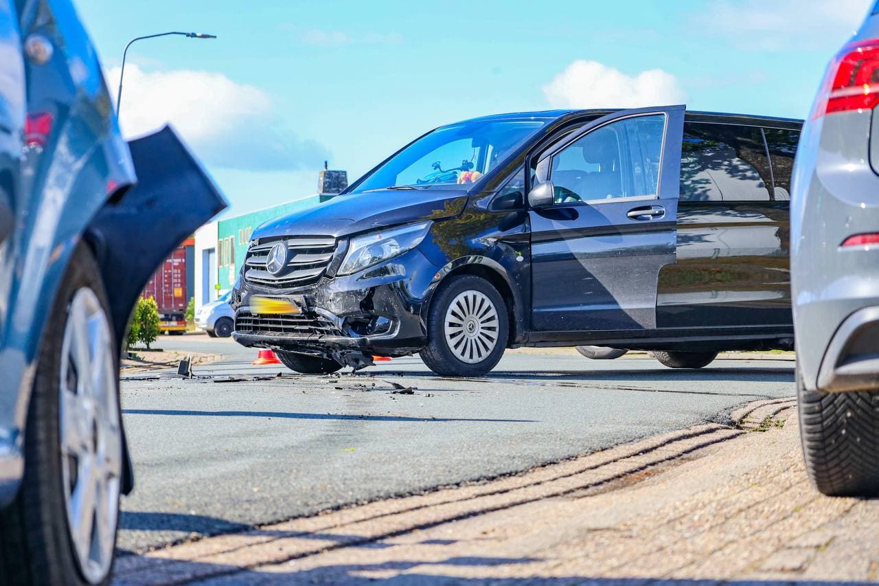 Drie voertuigen betrokken bij aanrijding op Industriepark in Leek