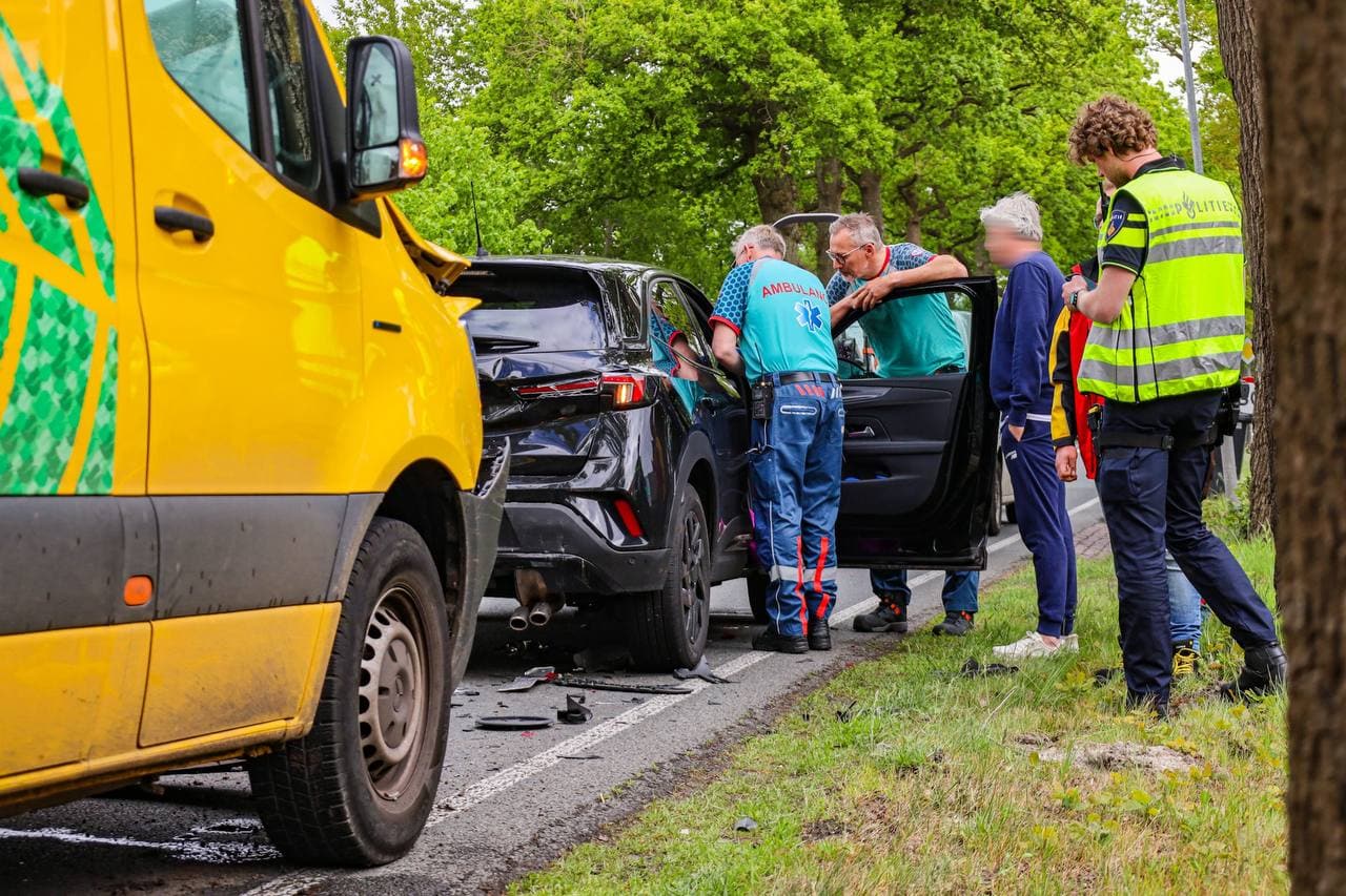 Drie voertuigen betrokken bij kop-staartbotsing in Nietap