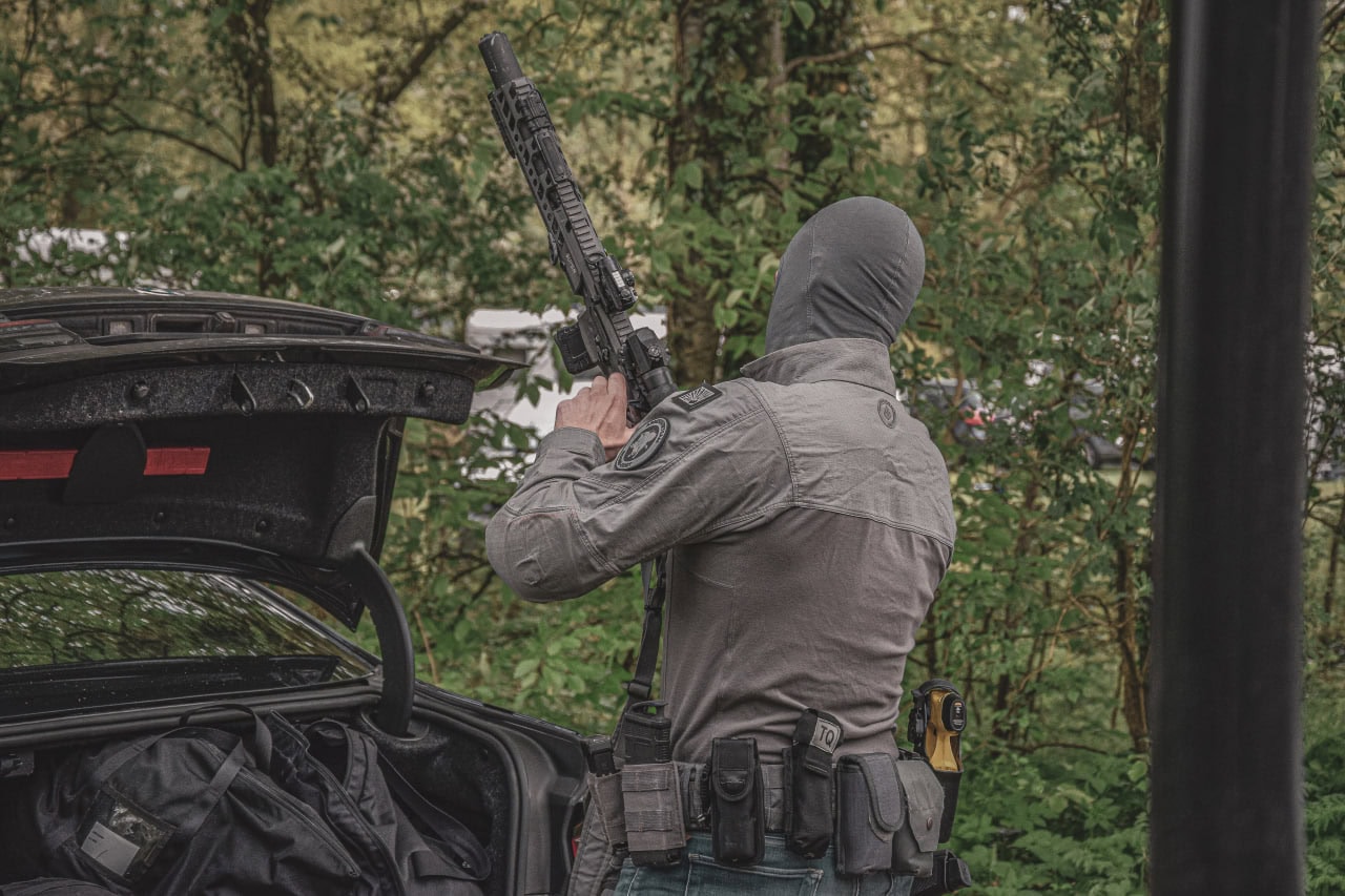Arrestatieteam houdt 35-jarige verdachte aan na vondst wapens, verdovende middelen en contant geld i