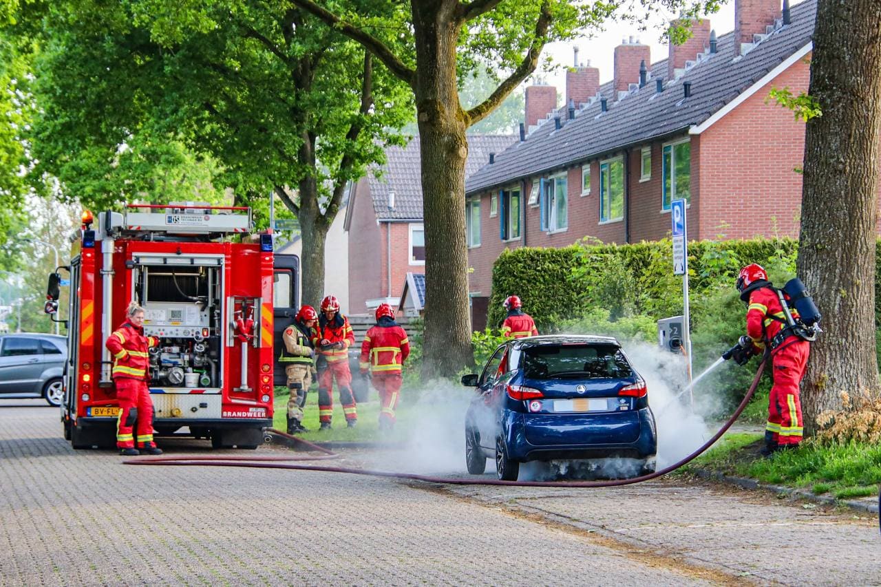 Brandweer haalt accu uit rokende elektrische auto in Leek