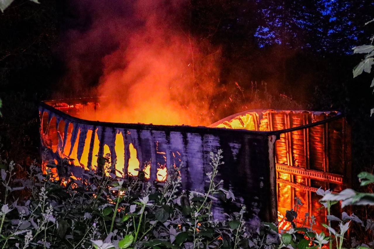 Vrachtwagentrailer volledig uitgebrand in bosgebied aan Lietsweg in Nuis
