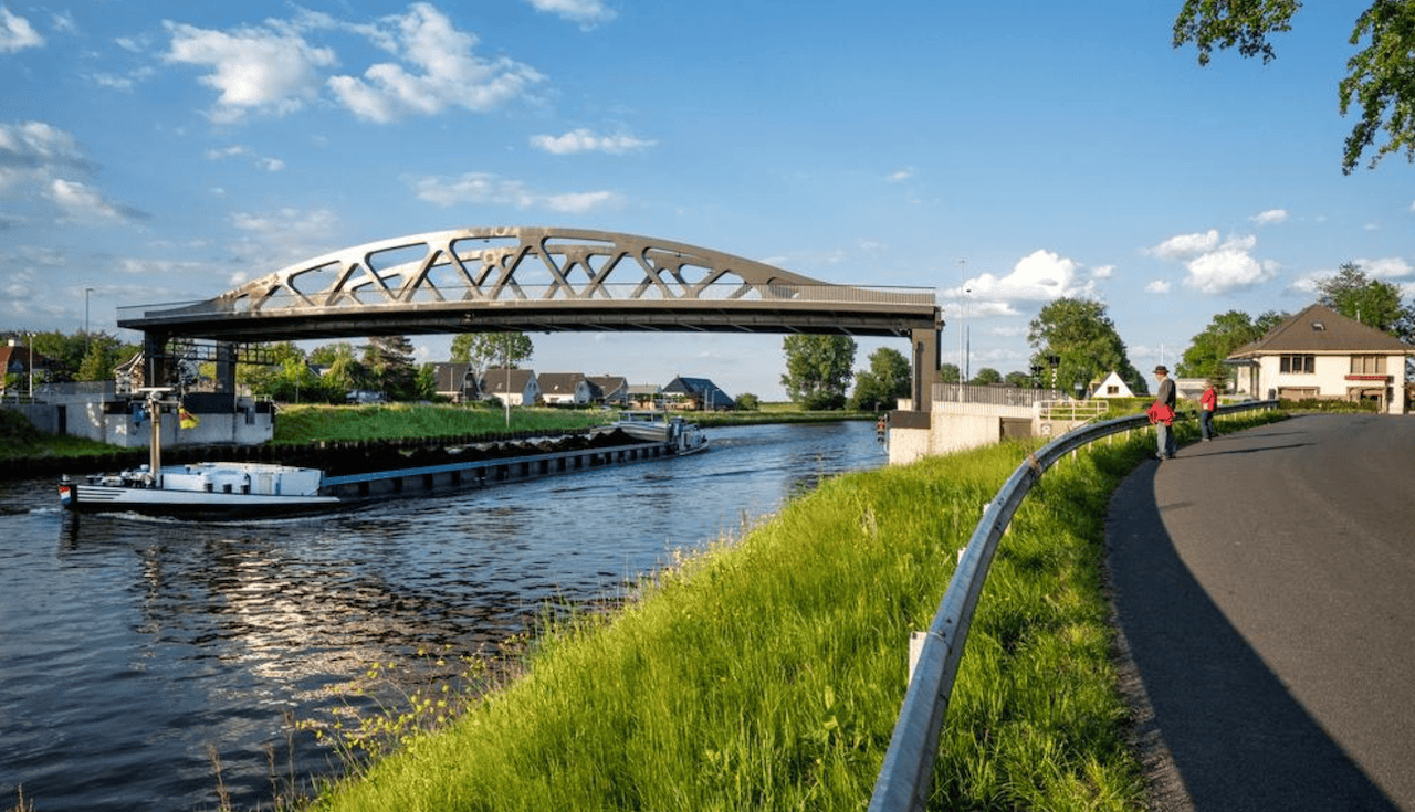 Week lang geen doorgang bij brug Aduard: werkzaamheden aan staalkabels en betonnen oplegging