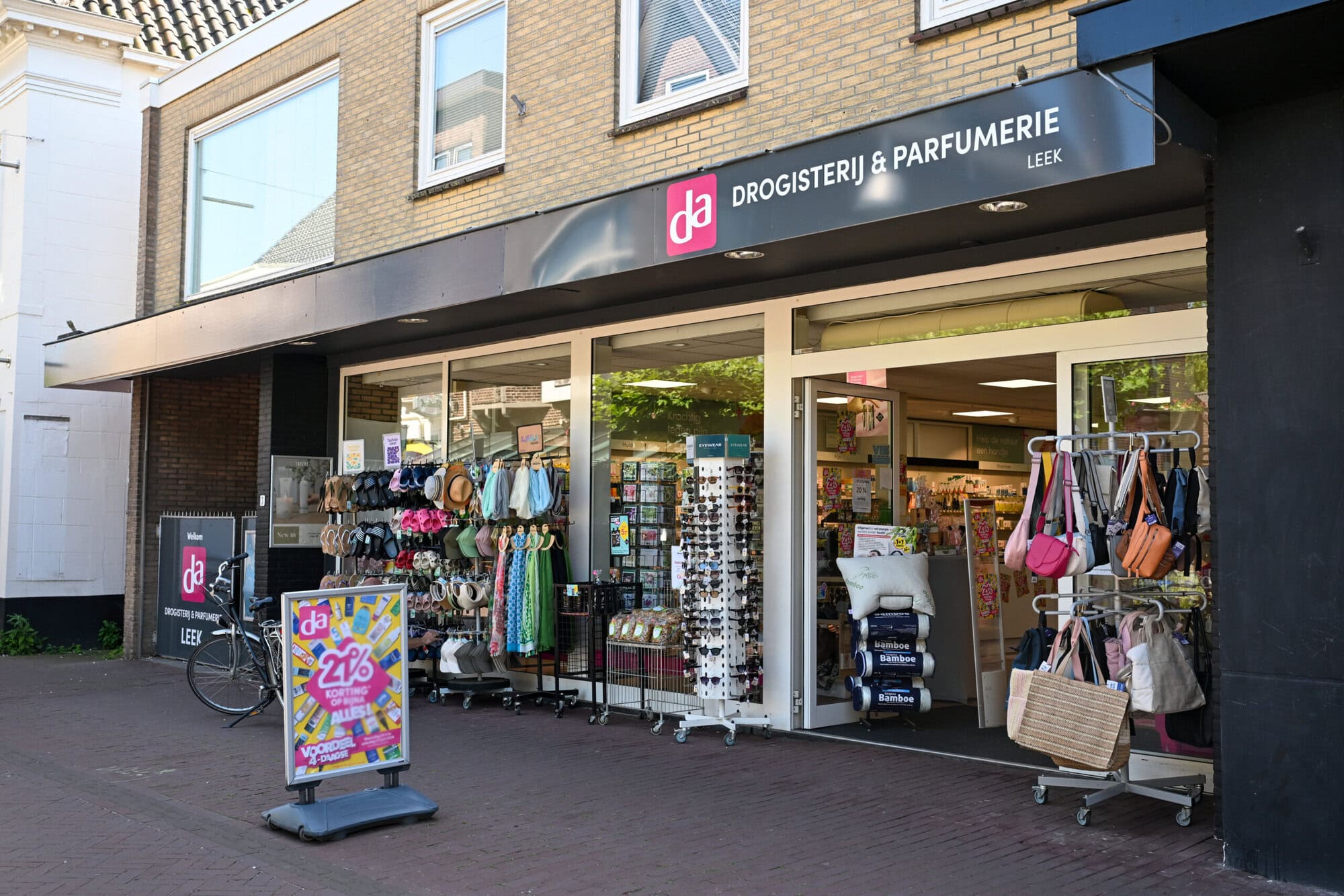 DA Drogisterij in Tolberterstraat in Leek staat te koop: personeel hoopt op overname