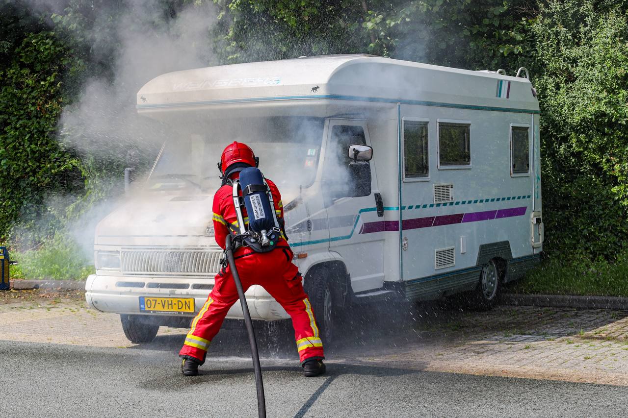 Camper in brand op parkeerterrein aan De Tip in Leek