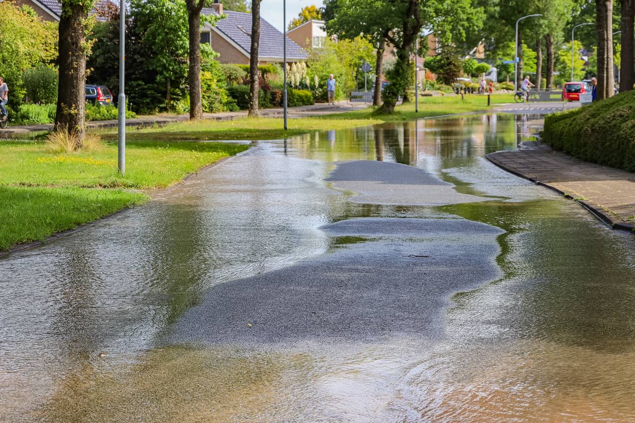 Transportleiding gesprongen in Roden: Straat onder water & Honderden huishoudens zonder water