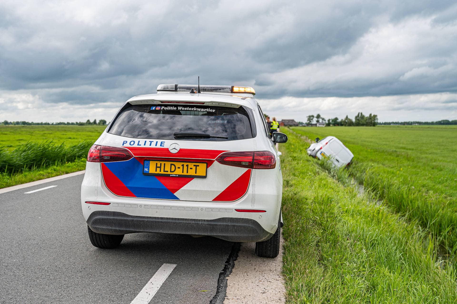 Voertuig raakt van de weg en eindigt in sloot bij Niekerk