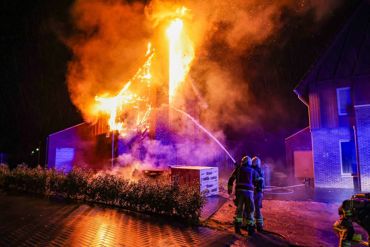 Nieuwbouwwoning in brand na blikseminslag in Leek