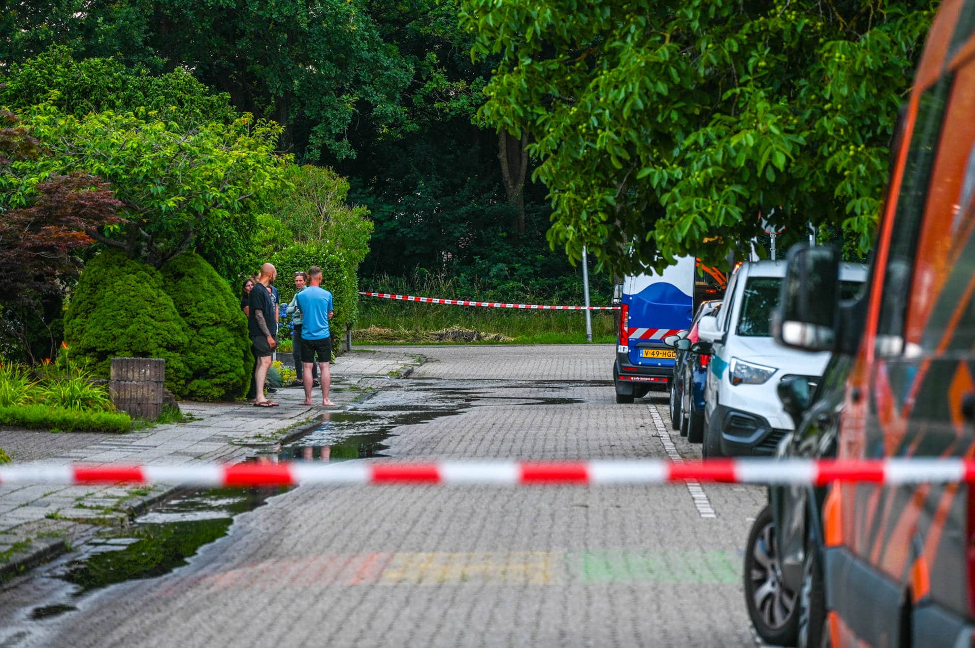 Politie sluit Waezenburglaan in Leek af na breuk in waterleiding