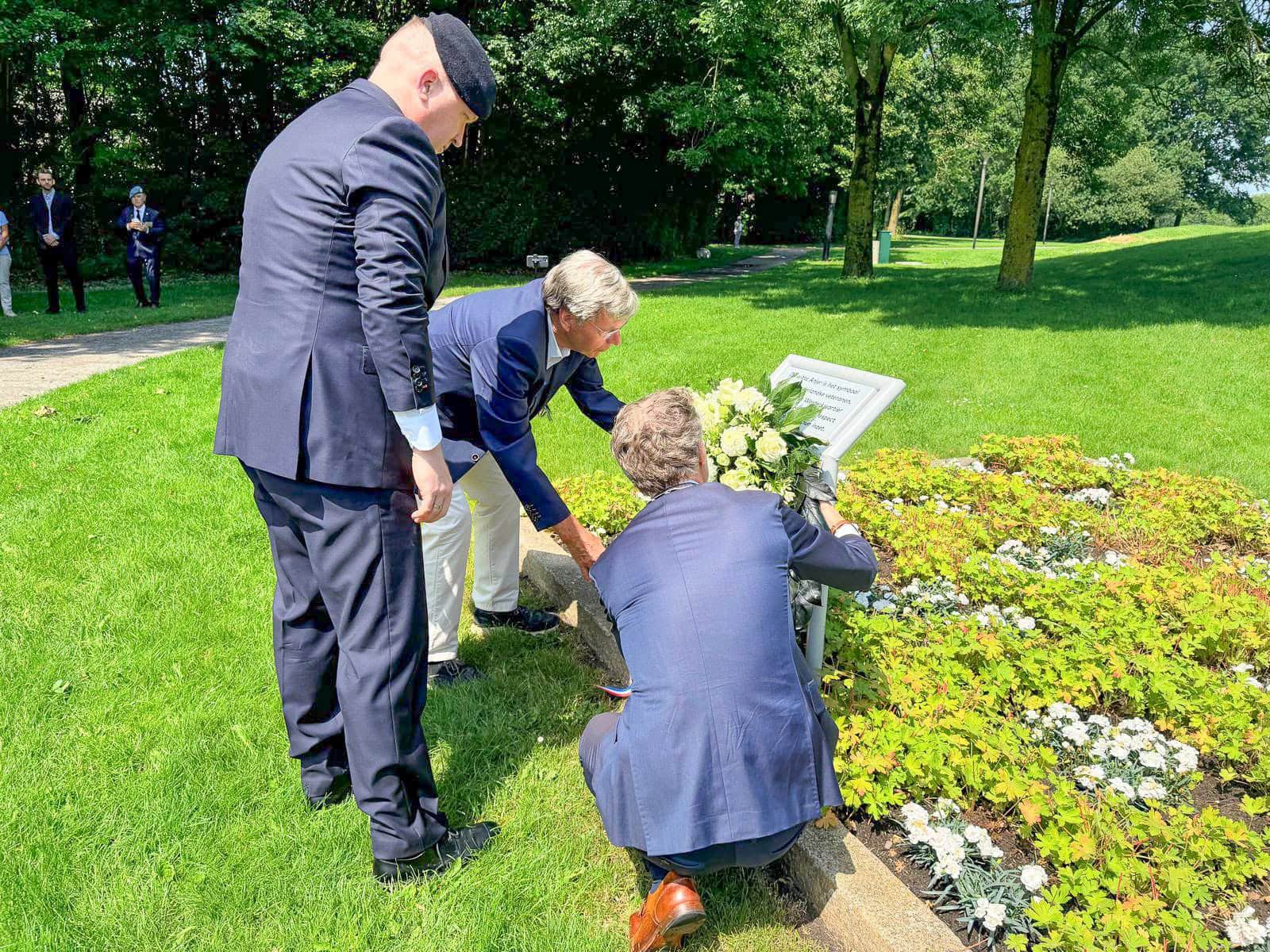 Tweede editie Veteranendag: kranslegging, militaire voertuigen en rijsttafel