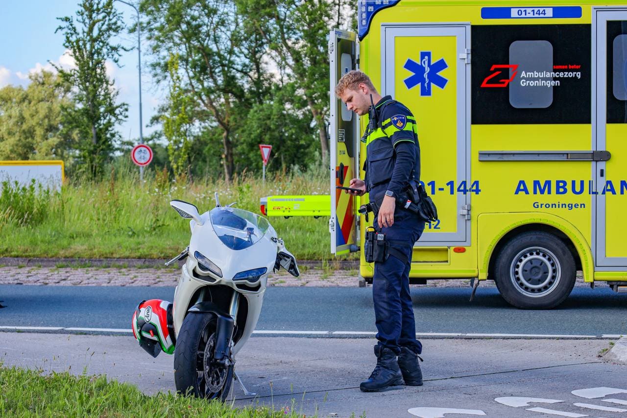 Motorrijder gewond na val op rotonde in Midwolde