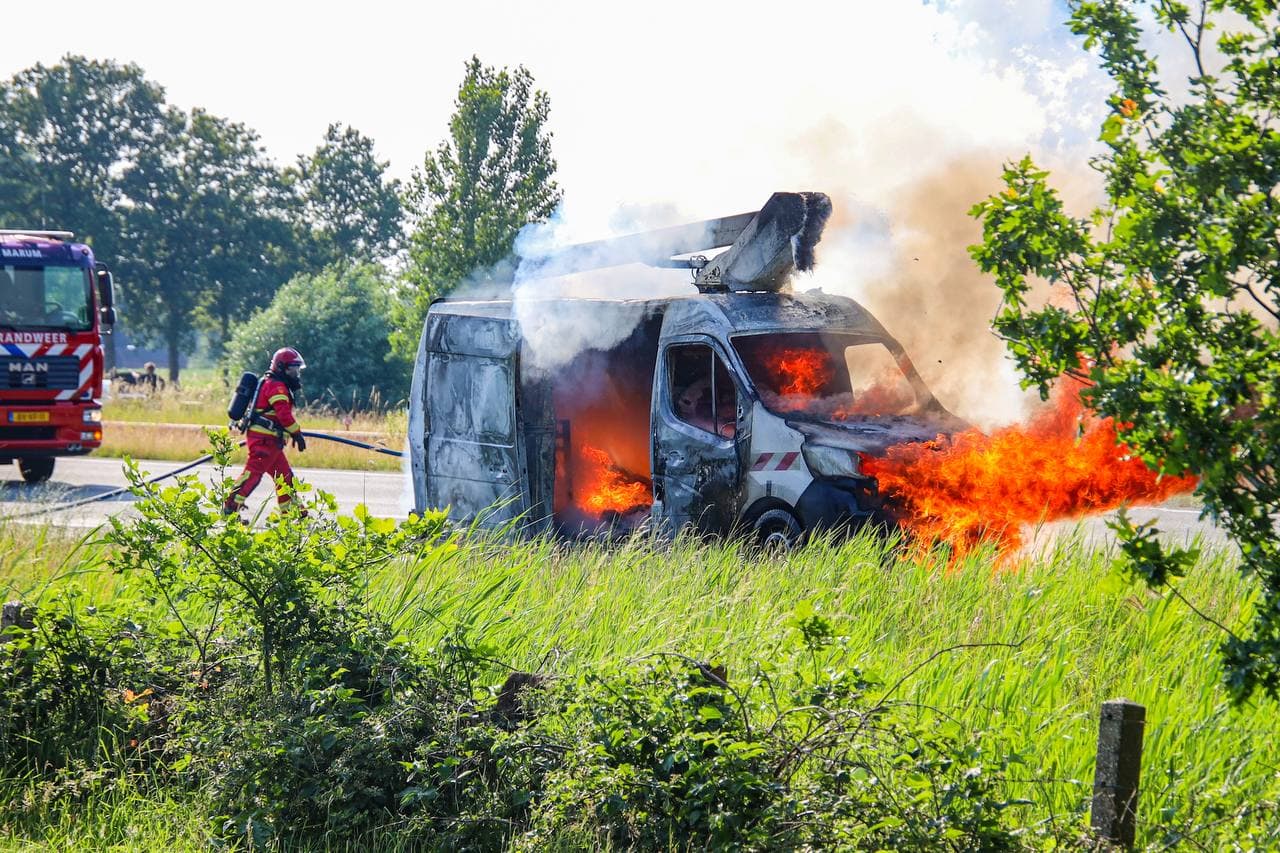 A7 tussen Marum en Boerakker tijdelijk dicht door brand in busje met hoogwerker