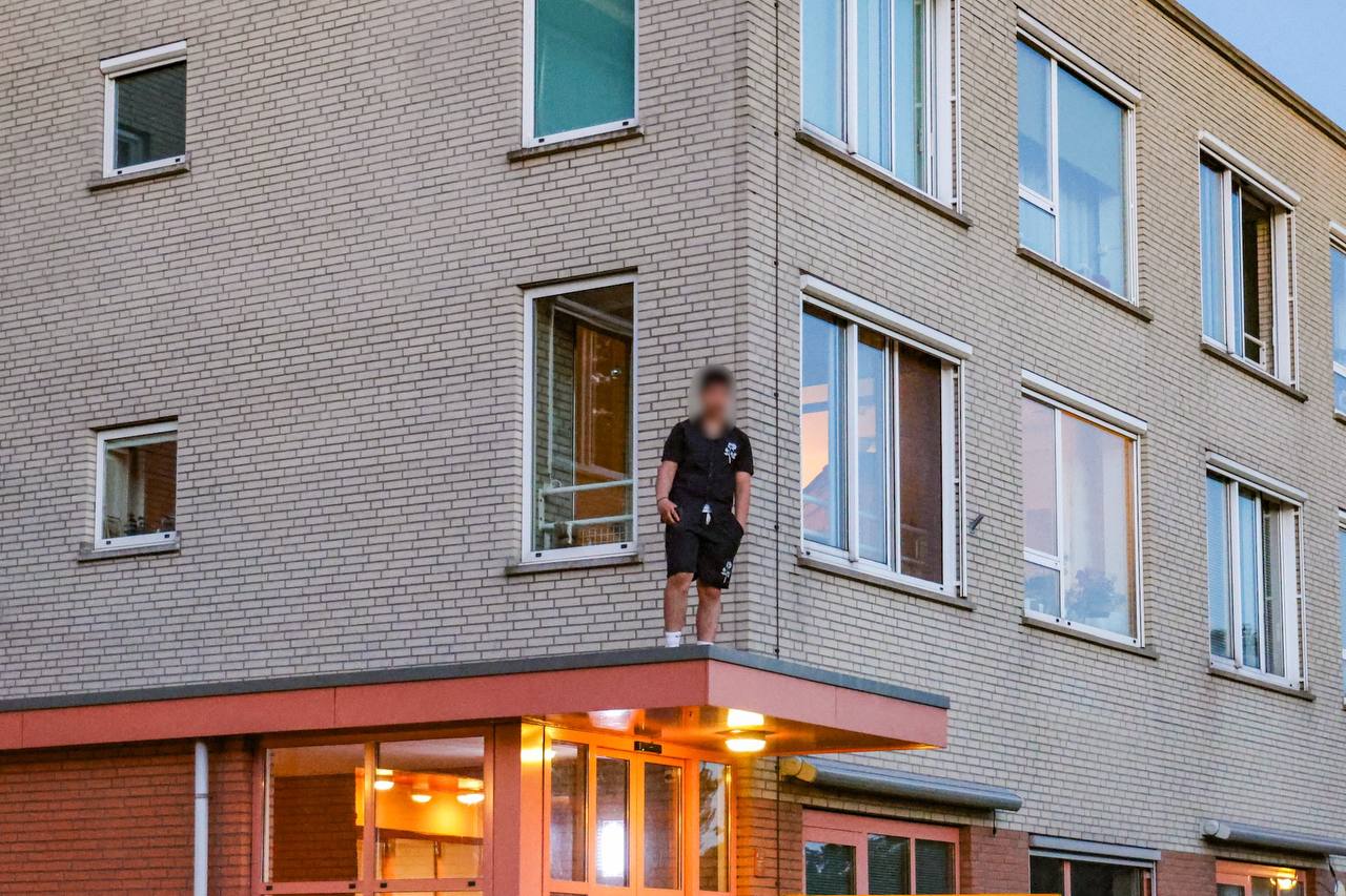 Brandweer haalt jongen van dak bij verzorgingstehuis in Roden