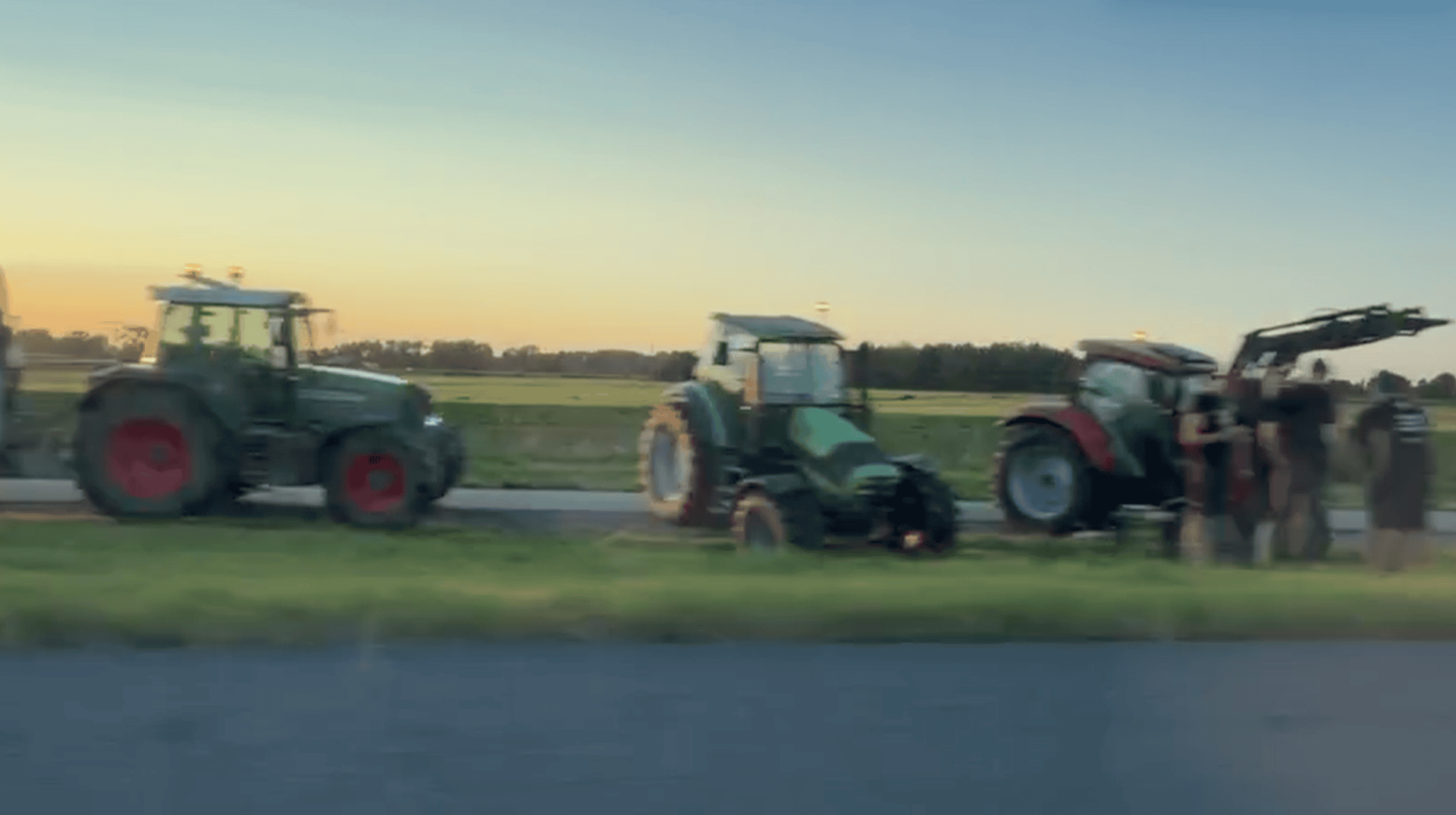 Boeren protesteren met tientallen trekkers in berm van A7 bij Leek (Video)