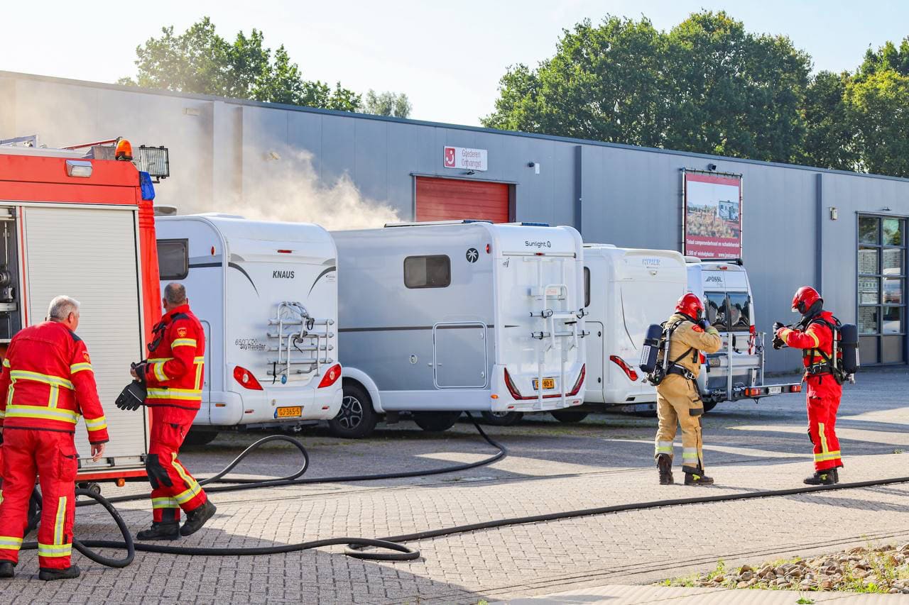 Geparkeerde camper zwaar beschadigd door brand aan de Branderij in Leek