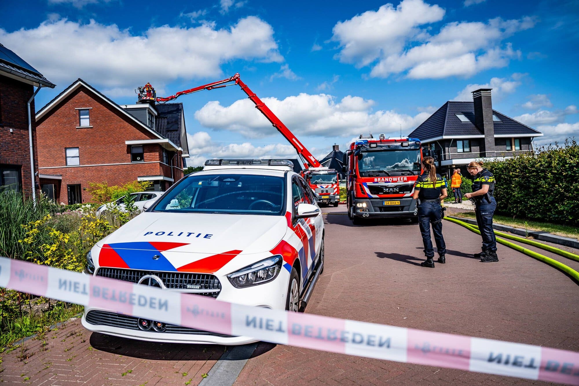 Dakbrand bij twee-onder-een-kapwoning aan de Sleutelbloem in Leek
