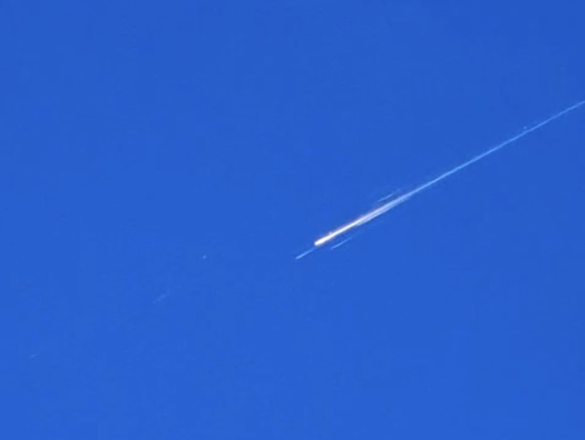 Indrukwekkende vuurbol gezien aan de hemel van meteoor of satelliet (Video)