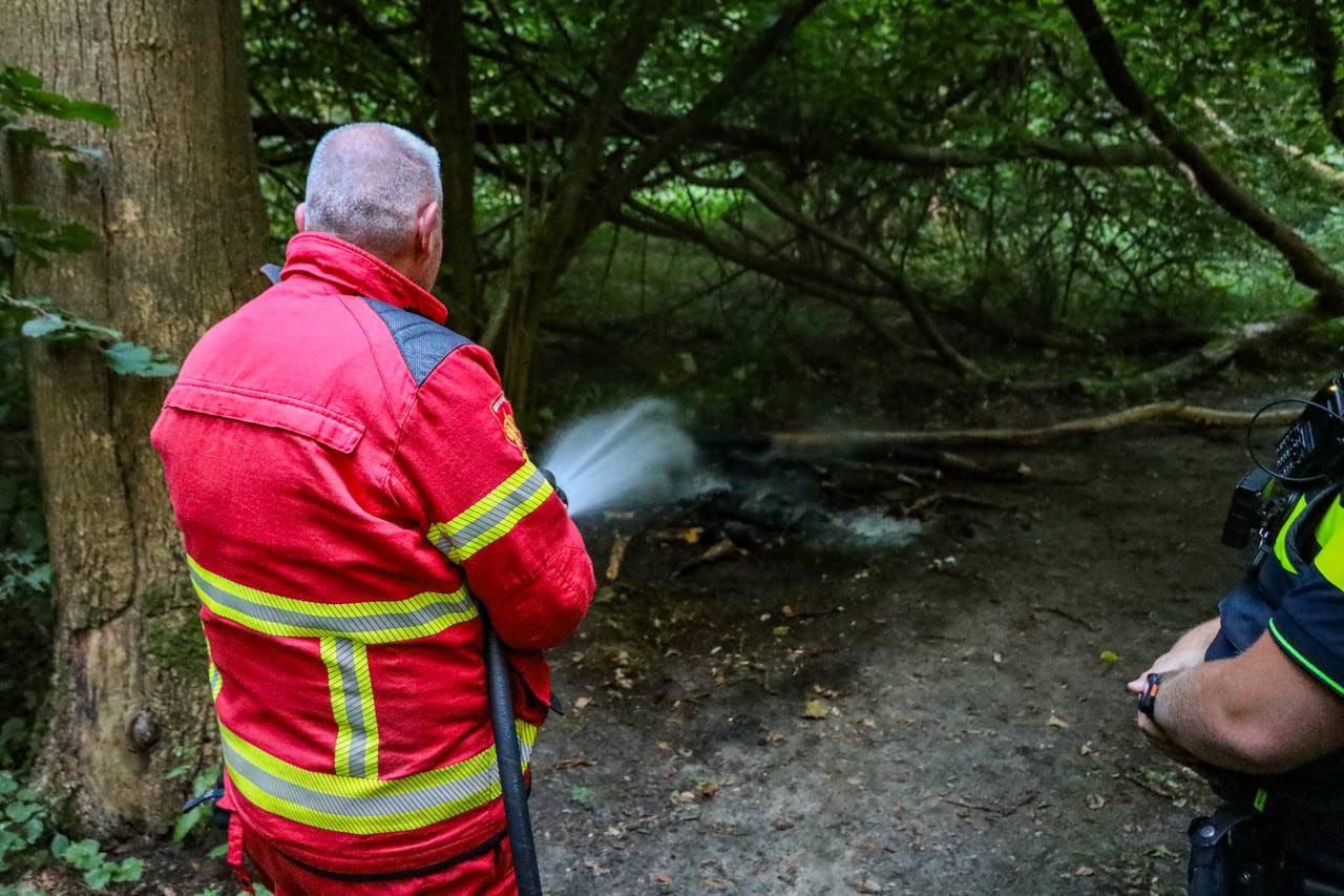 Opnieuw brandstichting in bos Nienoord: brandweer blust smeulende takken