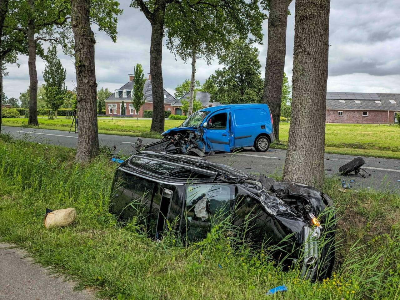 Automobilist belandt op zijkant in sloot na botsing op N372 tussen Roden en Leek