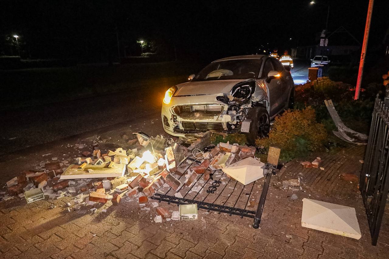 Automobilist raakt van weg en eindigt tegen hekwerk in Niekerk