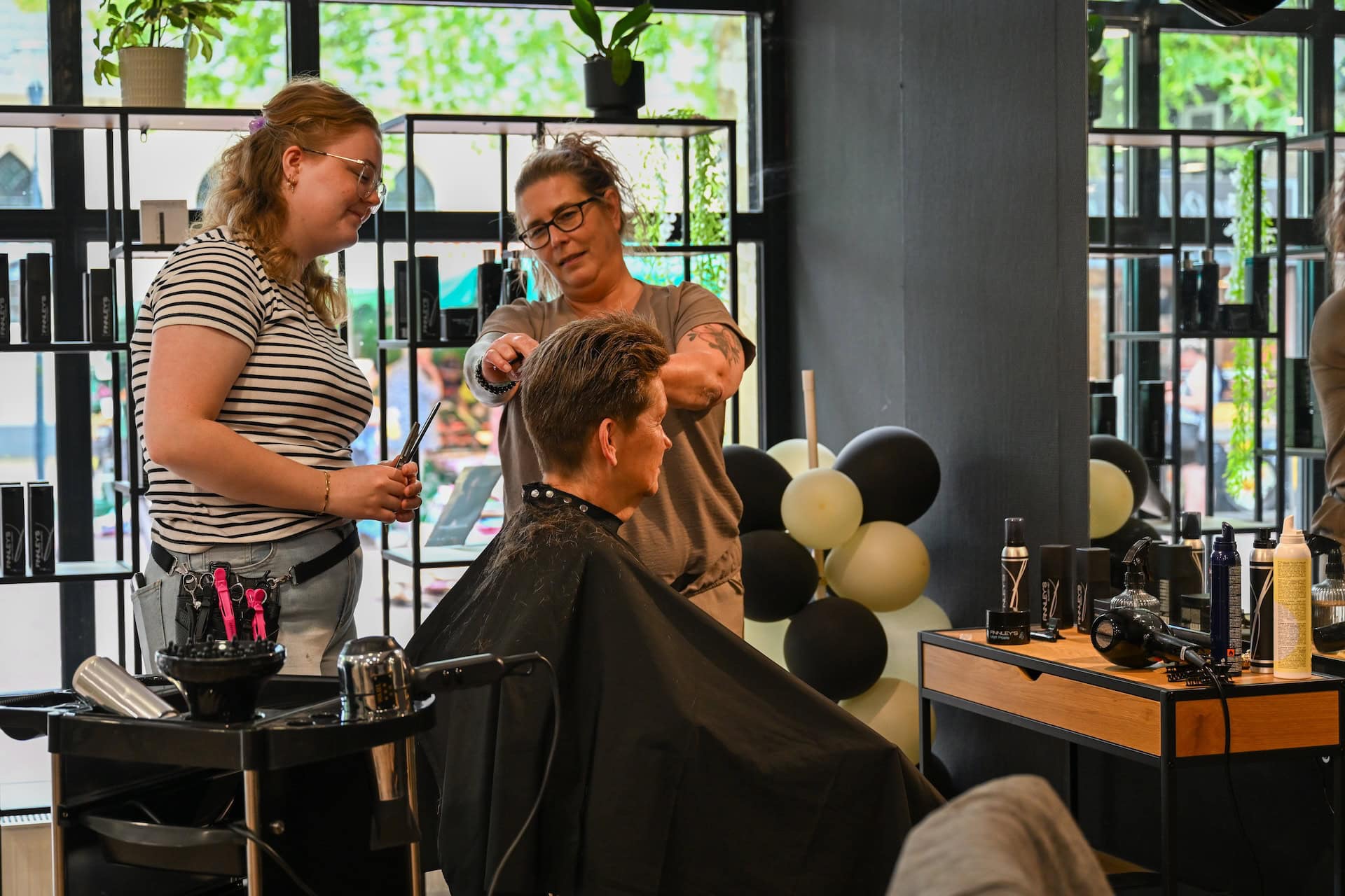 Daniëlle Bartman start eigen Kappers Vakschool in Leek; 