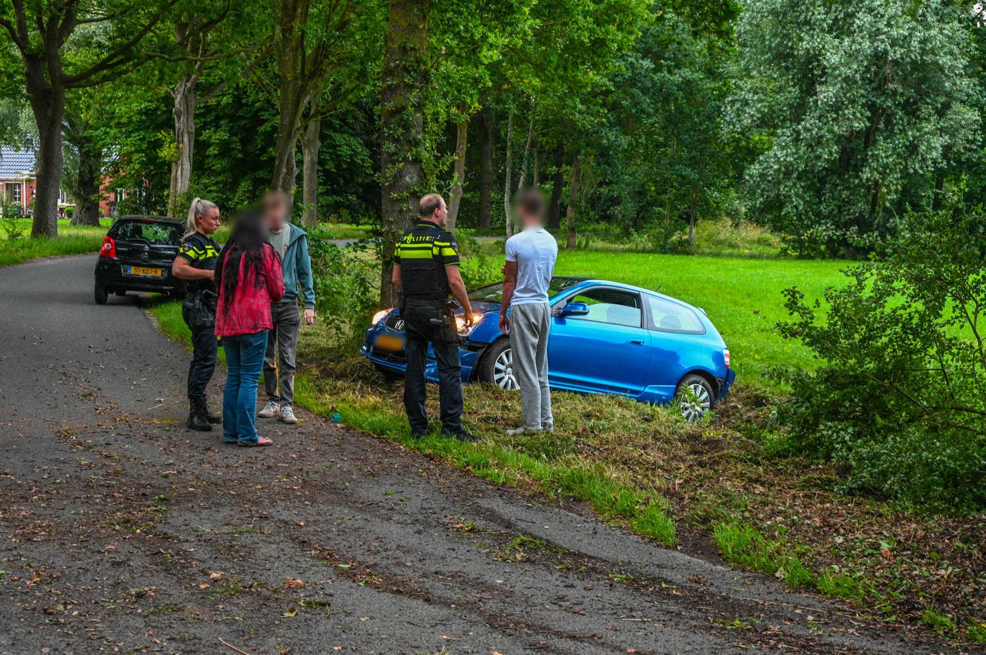 Automobilist raakt van de weg, botst tegen boom en belandt in sloot
