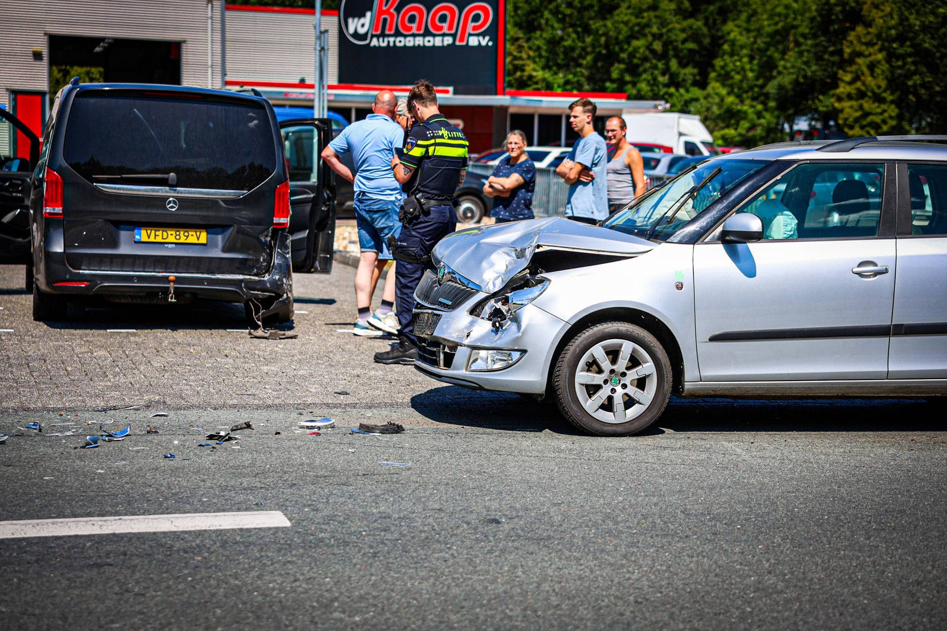 Forse schade na ongeval tussen busje en auto in Marum