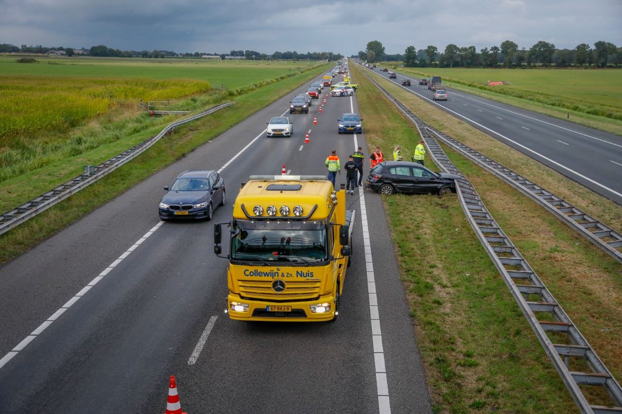 Auto zwaar beschadigd na ongeval op A7 bij Marum