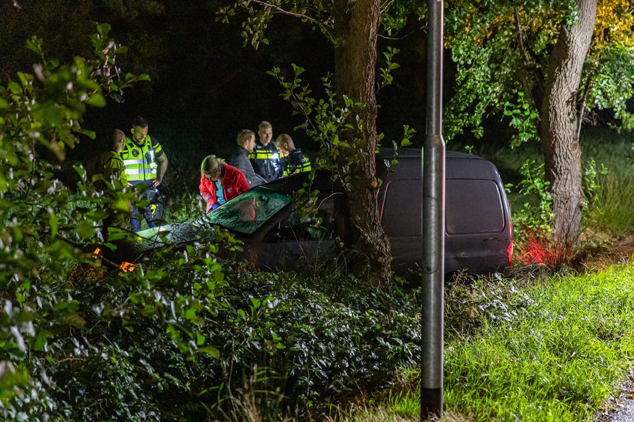 Bestuurder gewond bij eenzijdig ongeval bij Doezum