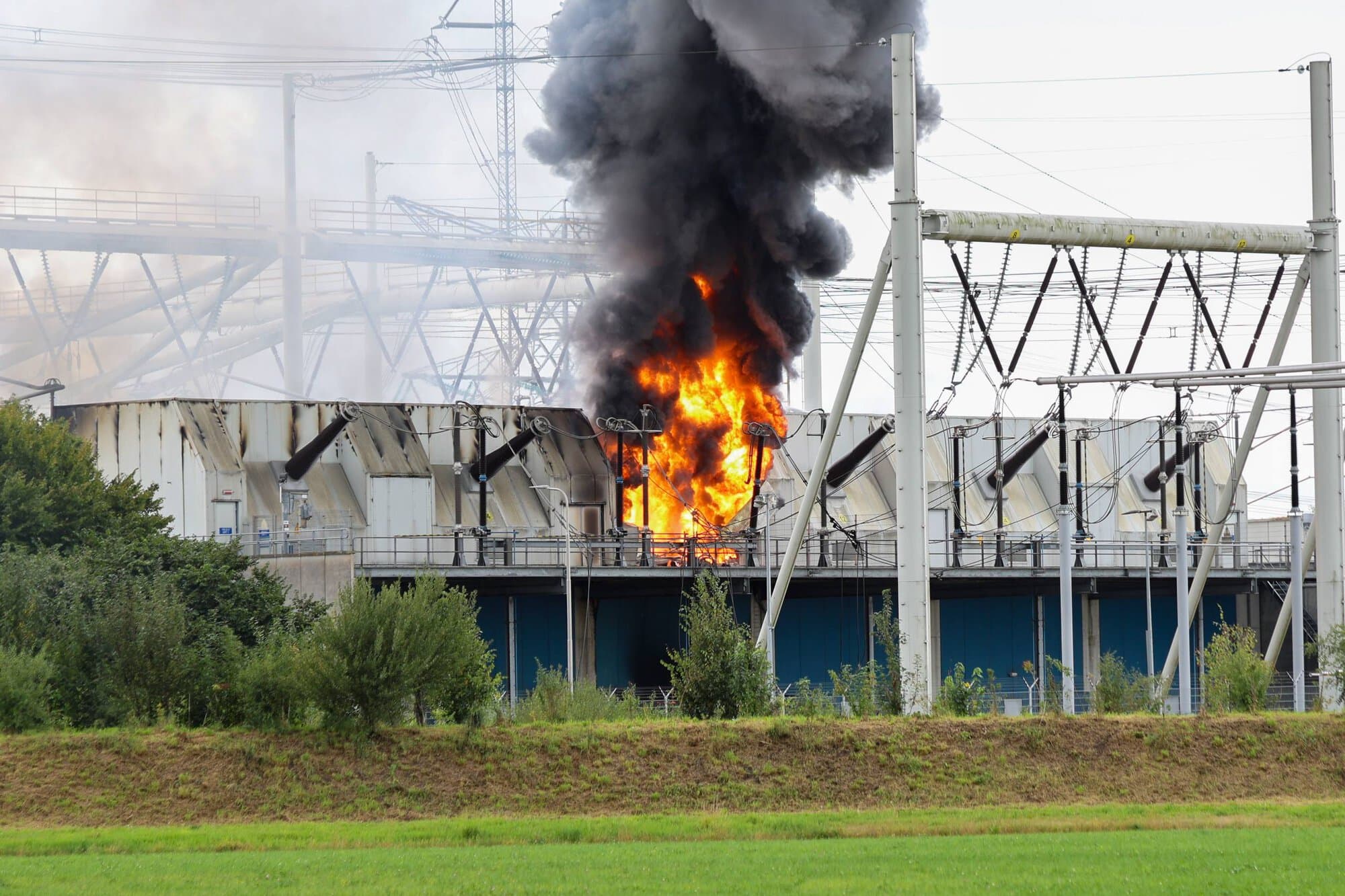 Brandweer Grootegast ondersteunt bij langdurige brand bij hoogspanningsstation in Meeden