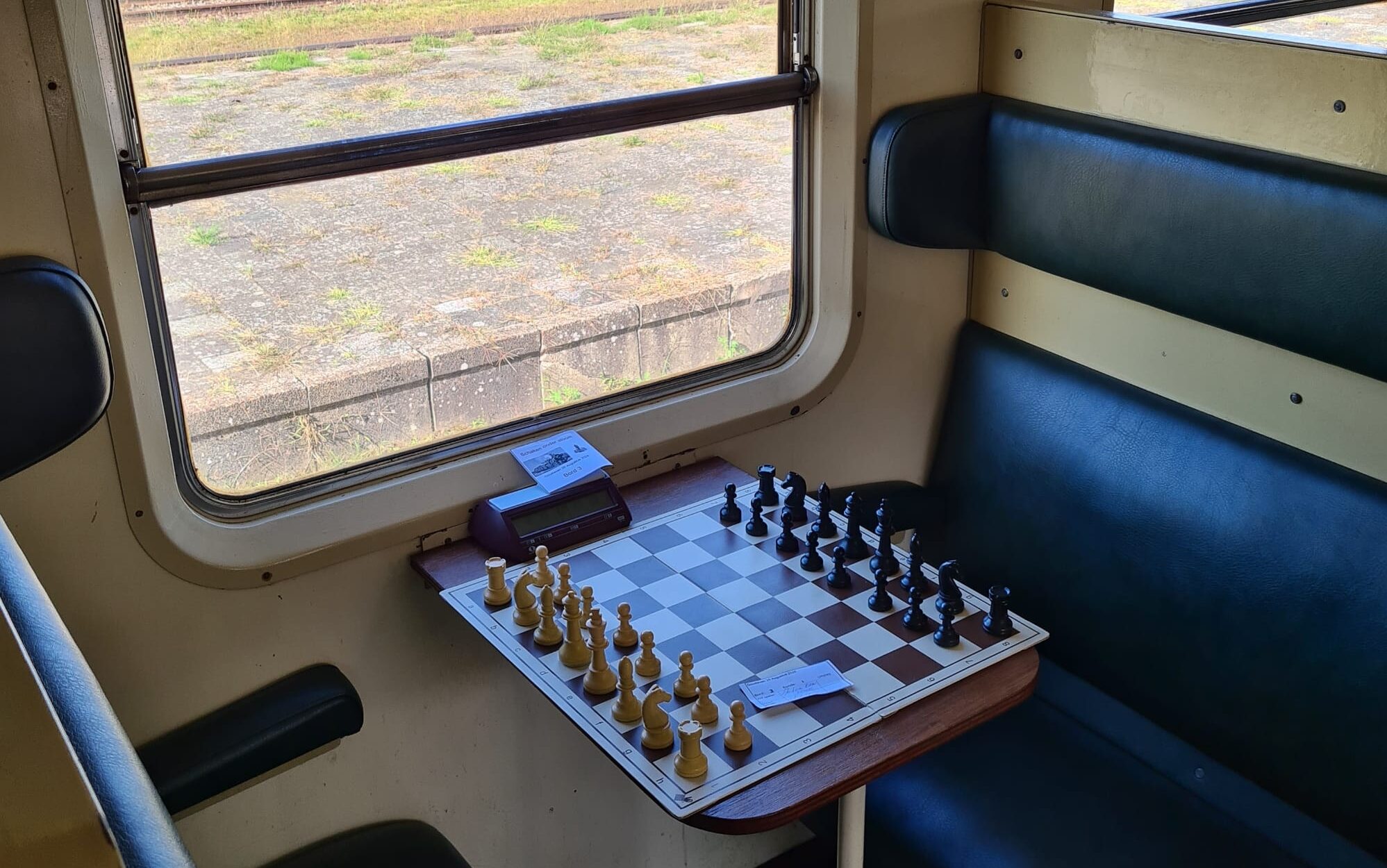 Schaken in de trein: Leekster schaker doet mee aan bijzonder toernooi