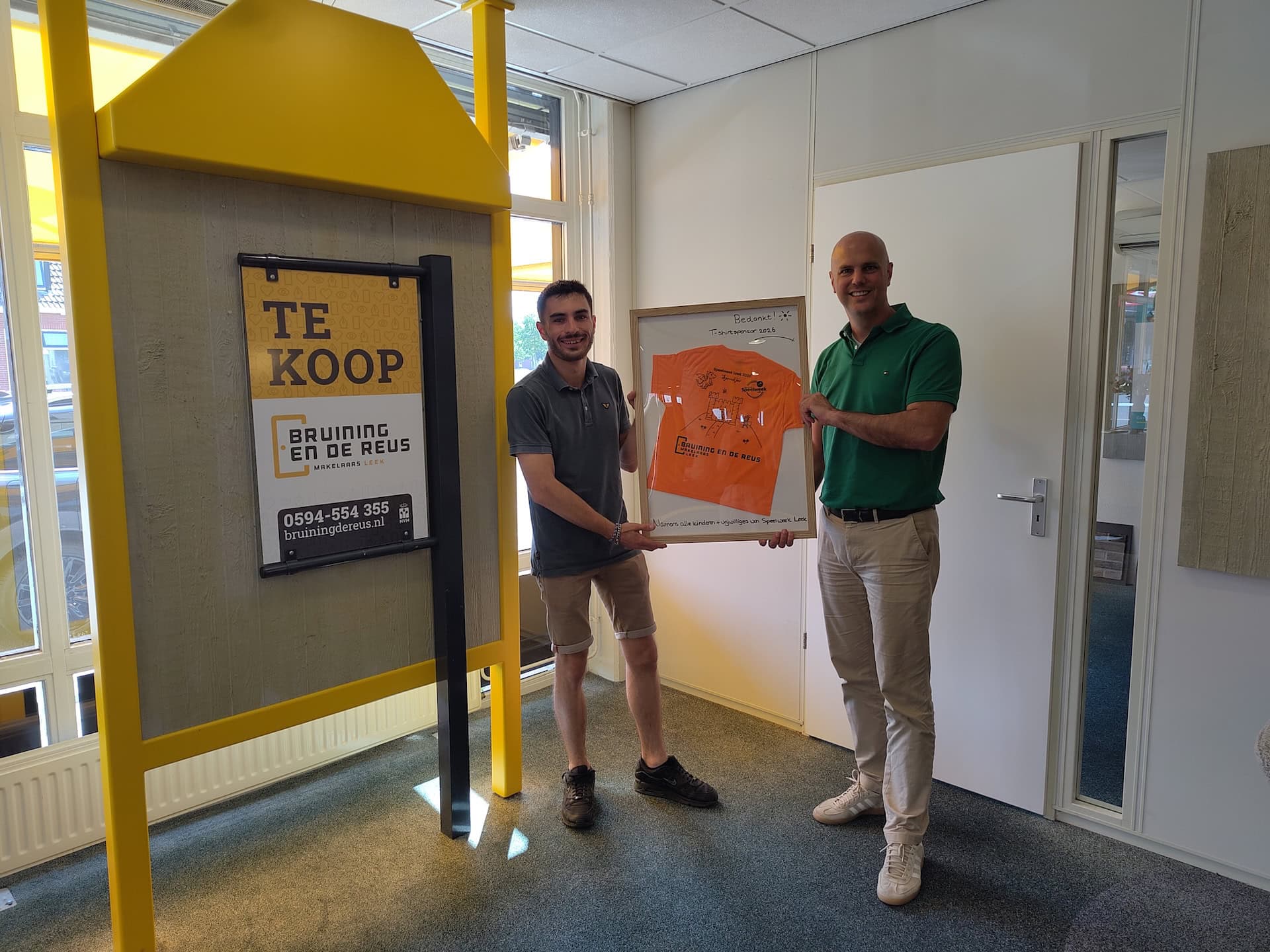 Leekster makelaar steunt Speelweek Leek als T-shirtsponsor