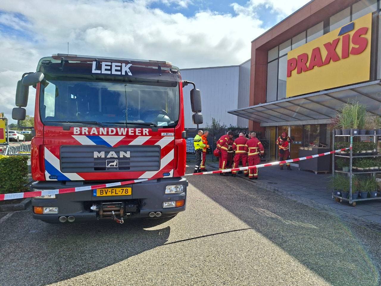 Praxis in Leek ontruimd na melding over vreemde lucht, brandweer met spoed ter plaatse