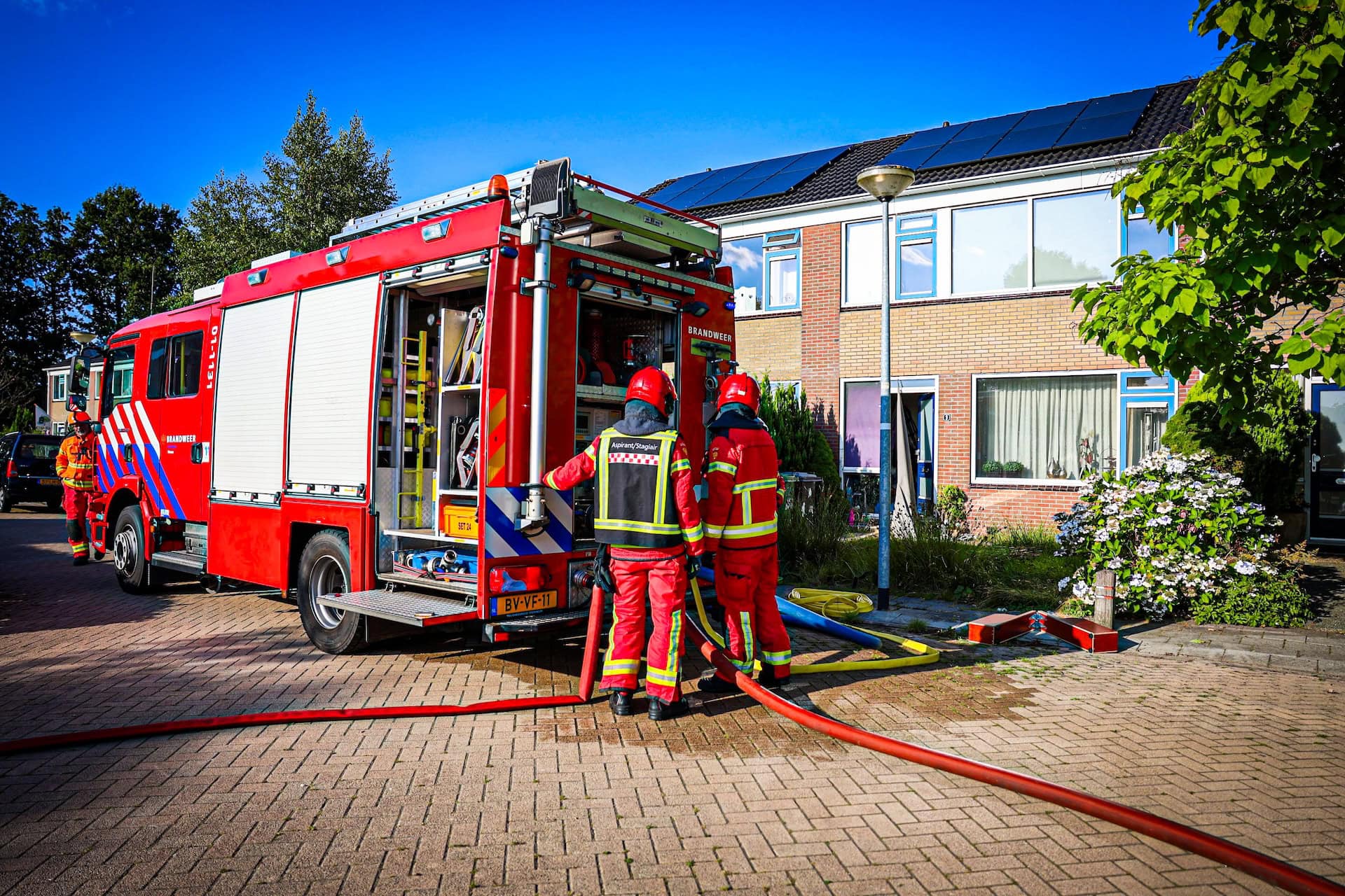 Brandweer schaalt op naar middelbrand bij woningbrand in Marum