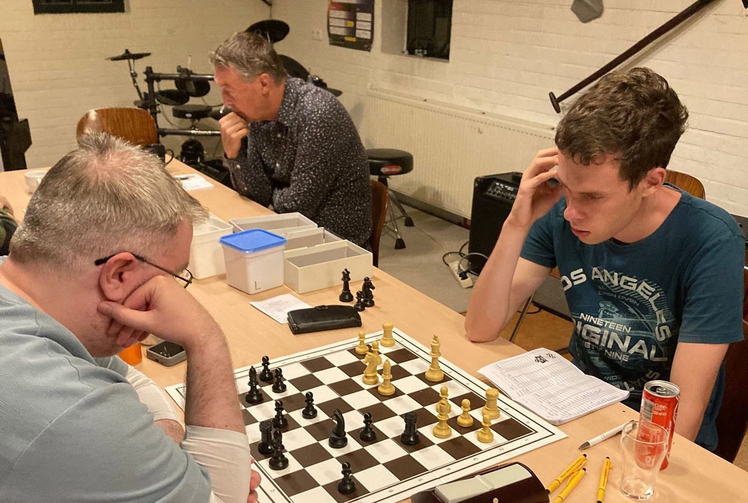 Frans Huisman verslaat clubkampioen Praagman en pakt koppositie bij Schaakclub Leek
