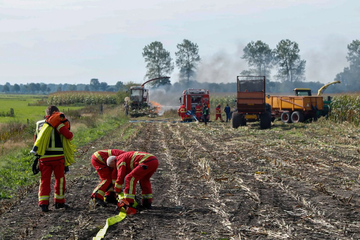 Hakselaar vliegt in brand aan Het Korige in Marum
