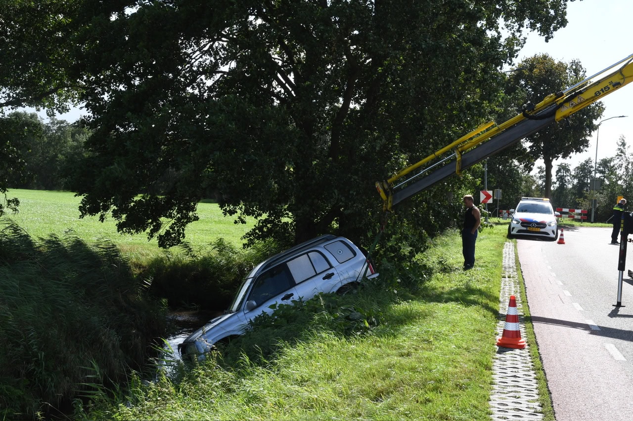 Automobiliste belandt in sloot langs de Pasop bij Midwolde