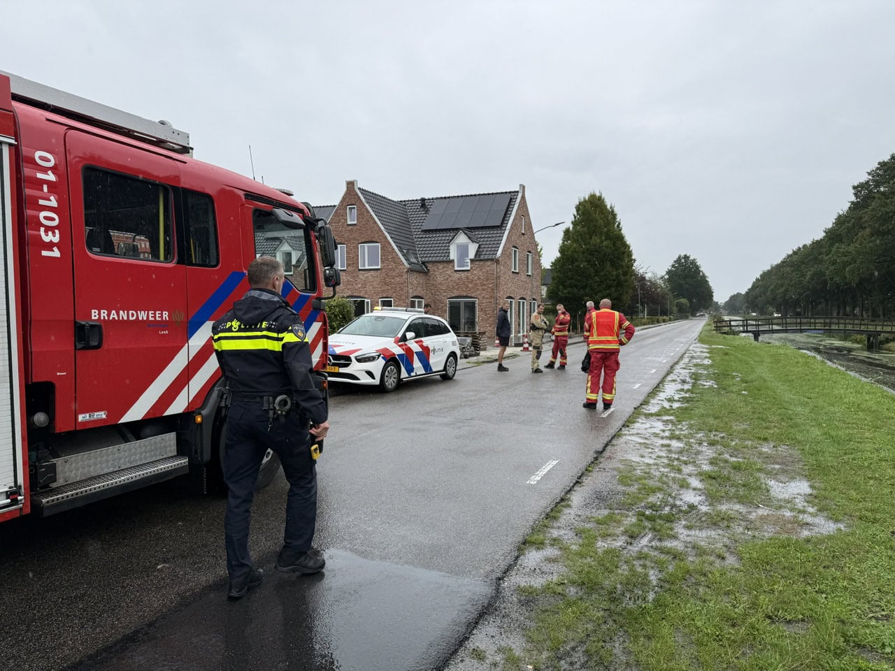 Fors gaslek langs Diepswal in Leek, weg afgesloten en woningen ontruimd