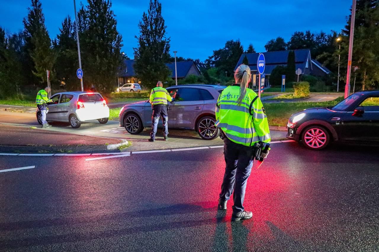 Politie controleert verkeer bij Midwolde, twee bestuurders aangehouden