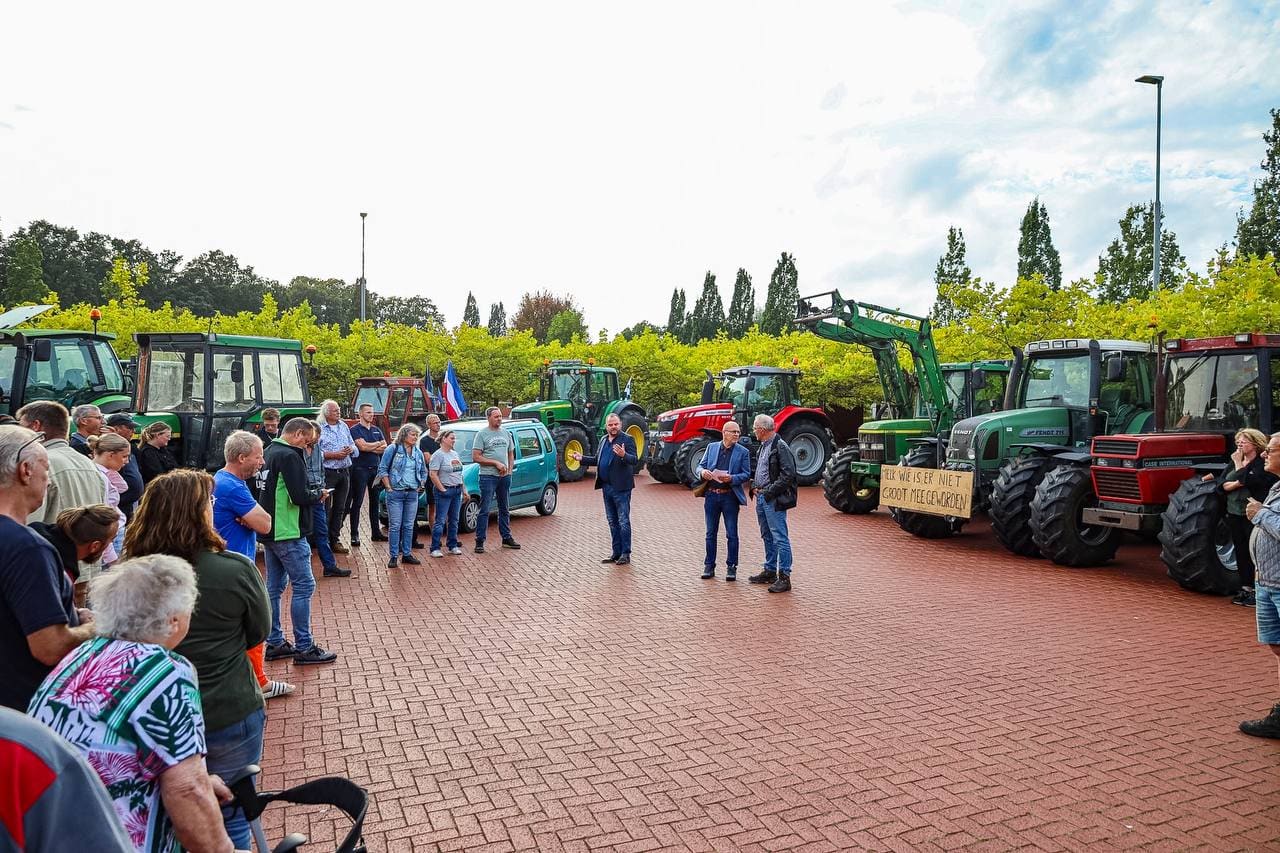 Boeren protesteren met trekkers bij gemeentehuis Zuidhorn; wethouder Lamberst spreekt boeren toe