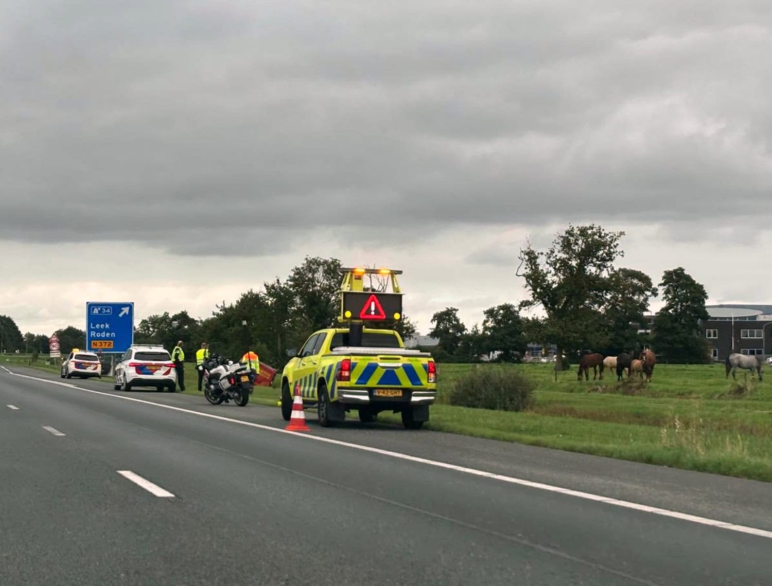 Bedrijfsauto belandt in bermsloot langs A7 bij Leek