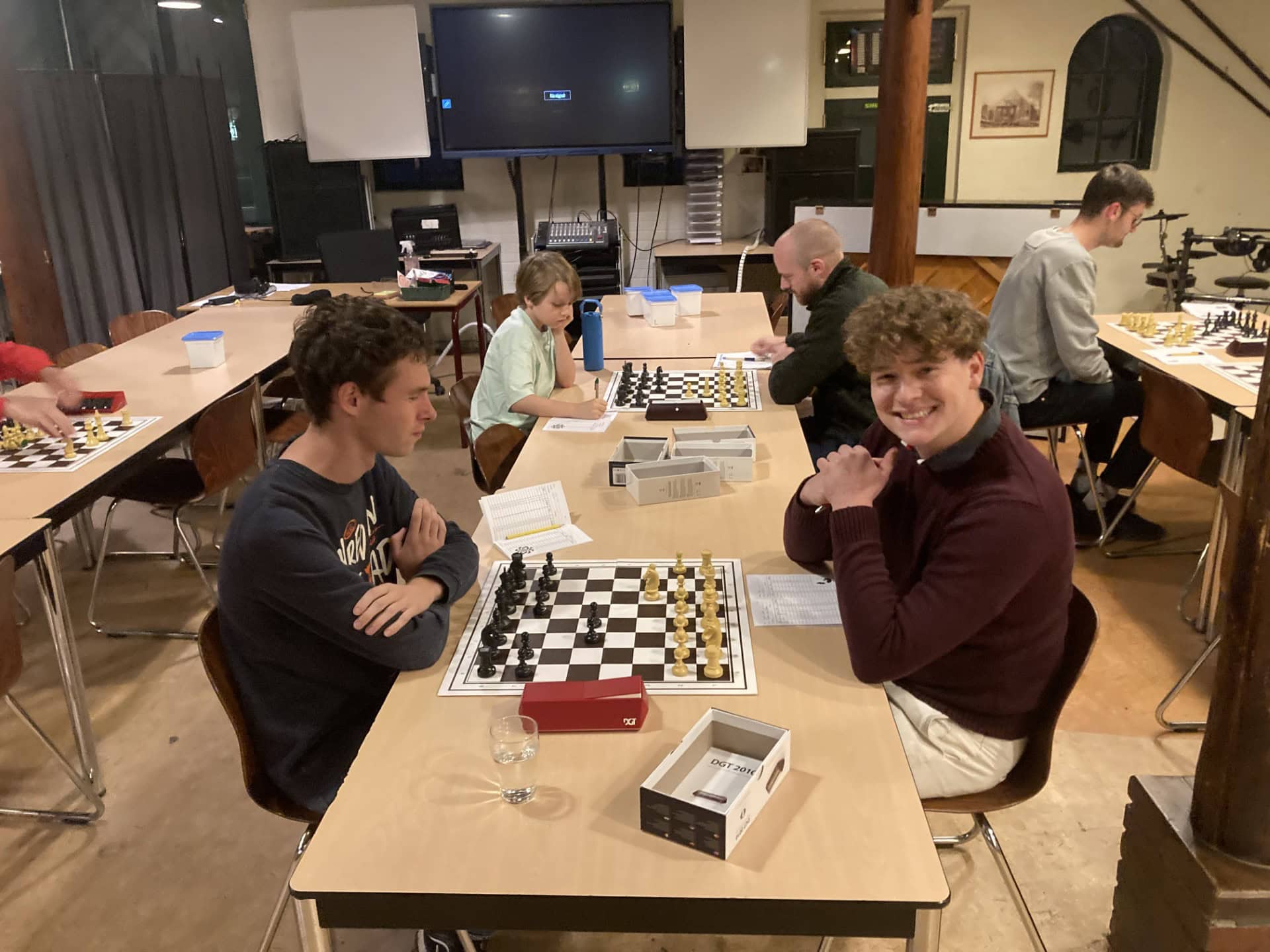 Jonathan Hannessen behoudt koppositie bij schaakclub Leek