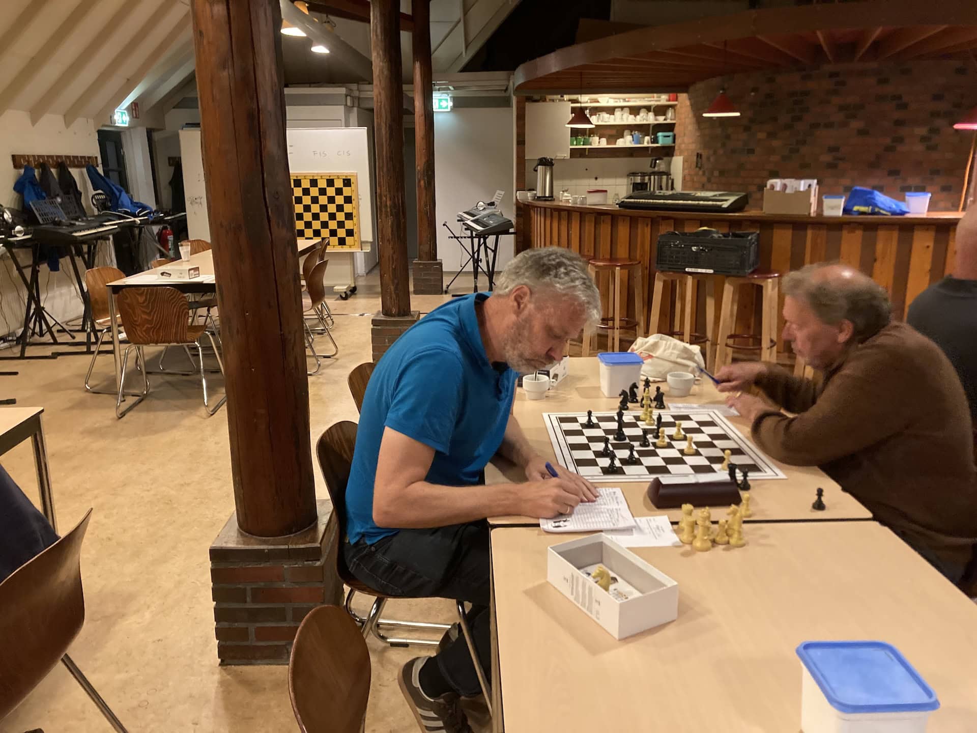 Frans Huisman behoudt koppositie op tweede clubavond Schaakclub Leek