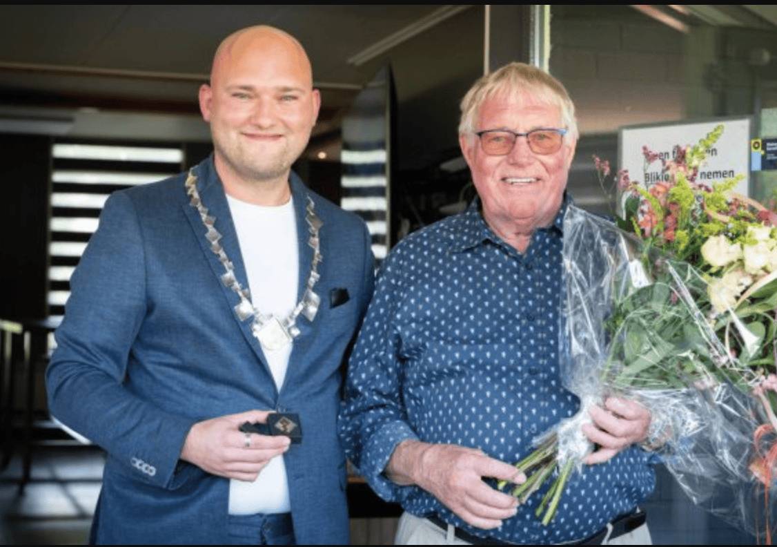 Locoburgemeester Betten overhandigt Westerkwartje aan Marumer vrijwilliger en duizendpoot Pieter Cru
