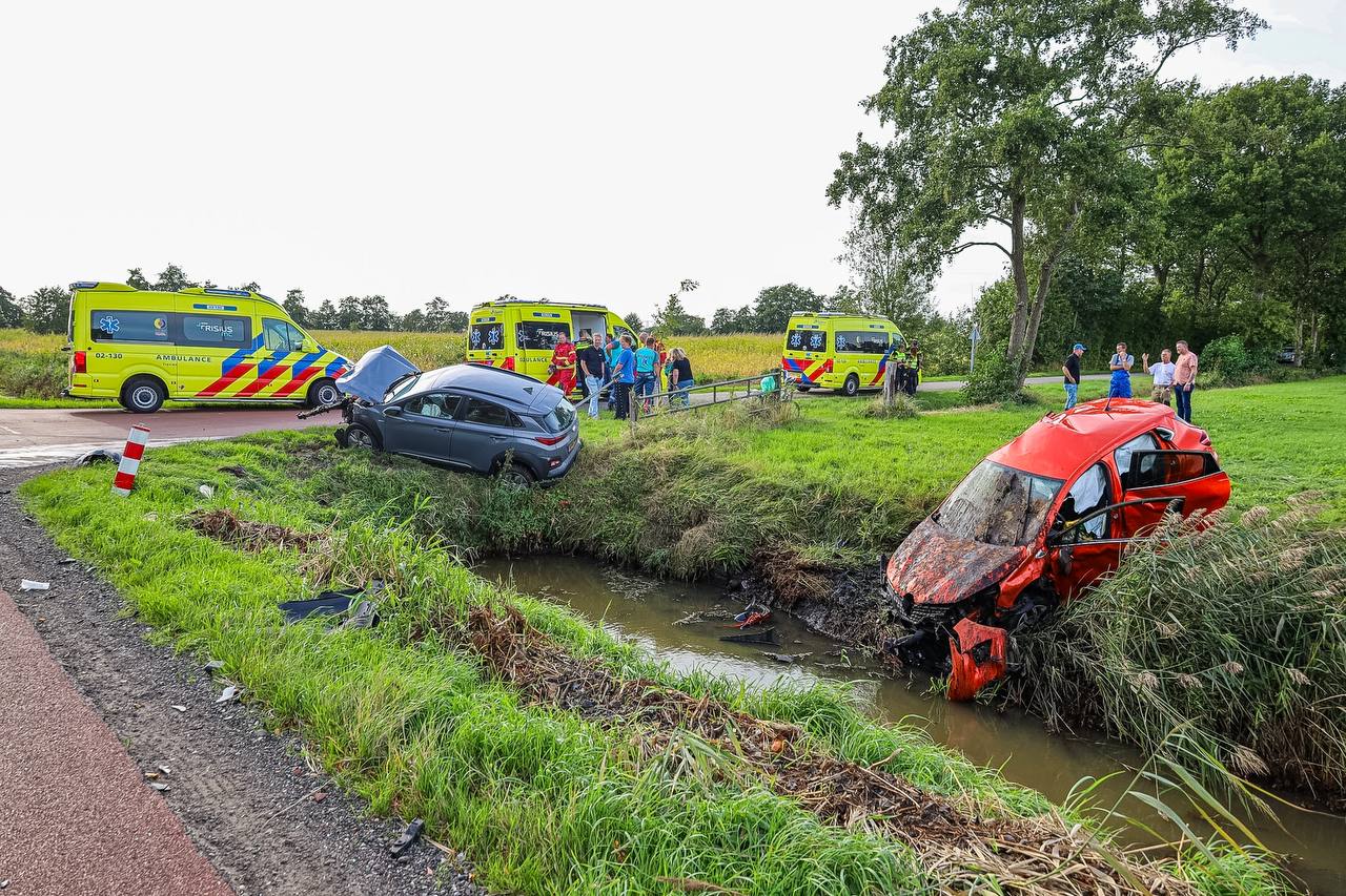 Meerdere slachtoffers bij forse aanrijding op de Ipo Haaimaweg in Doezum