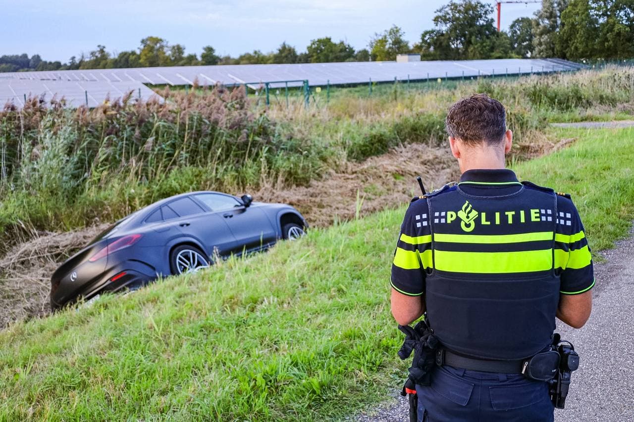 Automobilist belandt met Mercedes in sloot langs Blinkweg in Tolbert